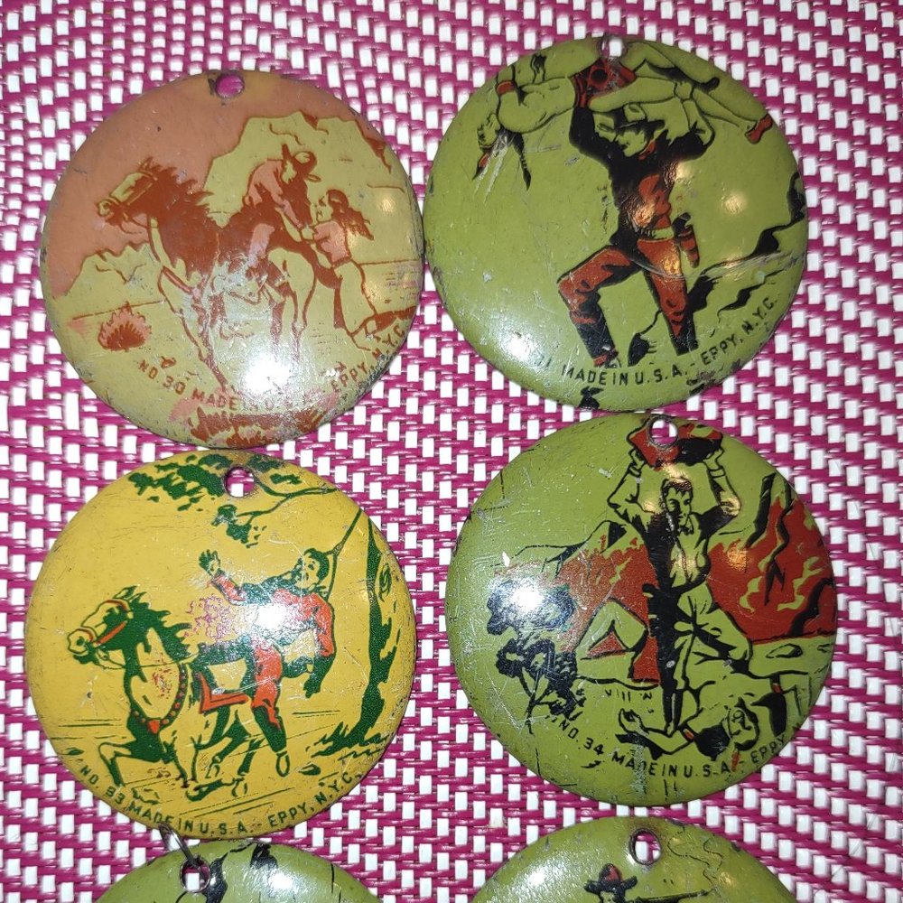23 Vintage 1940 Eppy NYC Cowboys & Indians Western Tin Pendant Charms - Picture 5 of 6